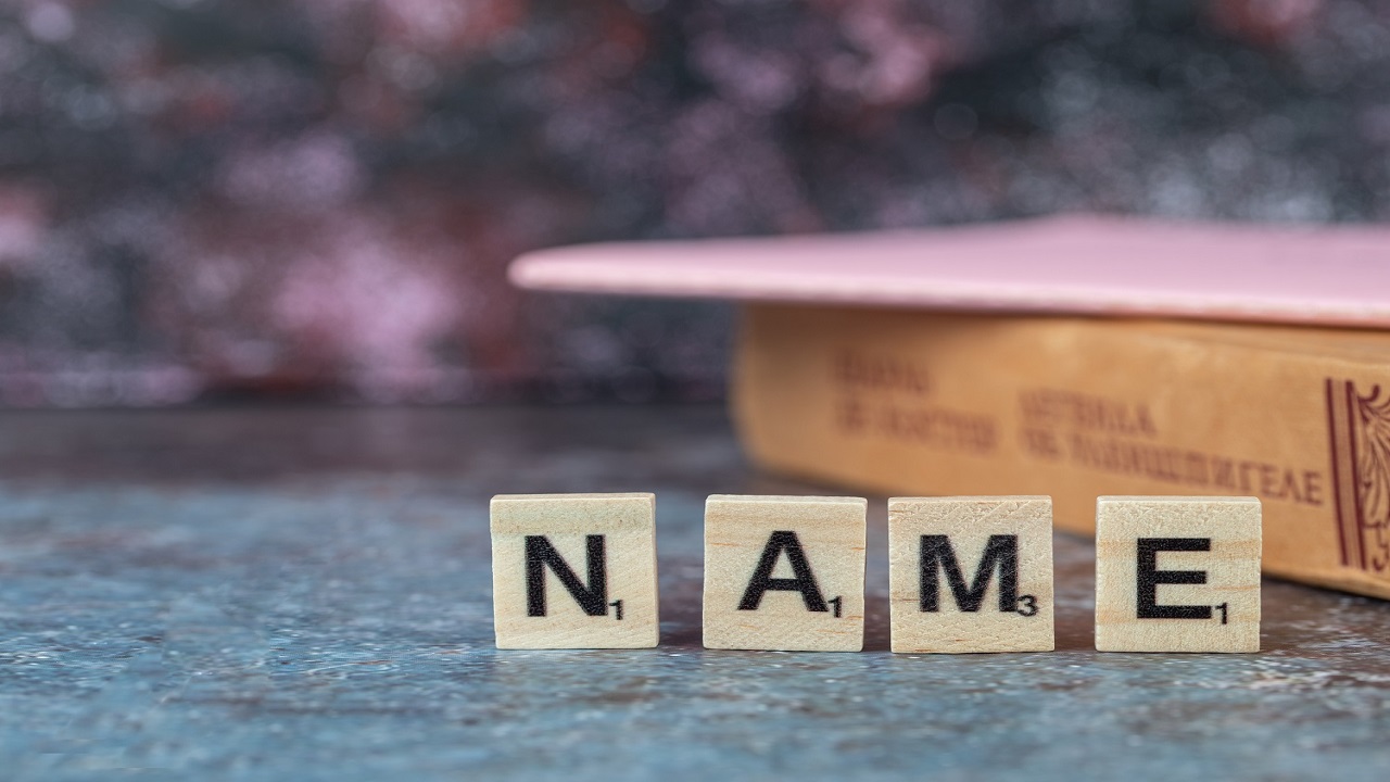 podkreślenie tematu profesjonalnego namingu przez użycie kafelków ze słowem "name"